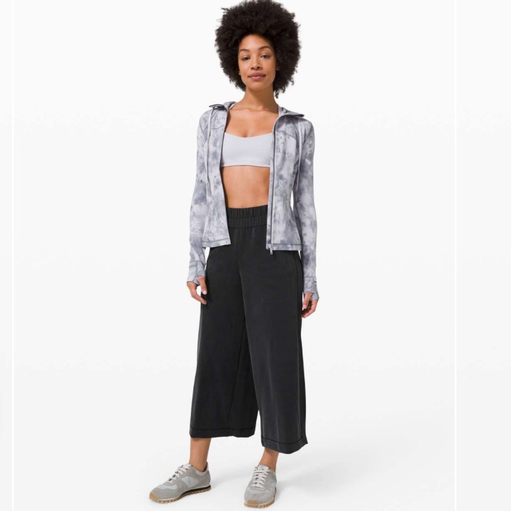 EUC Lululemon Seek Softness Mid Rise Crop Black 8